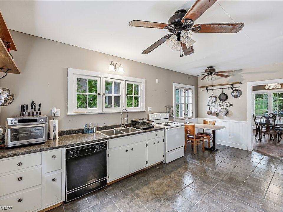 16th image of 2318 Selma Ave