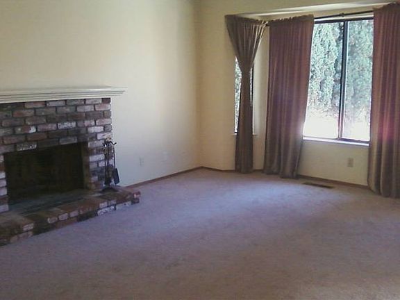 Newport Common Living Rm