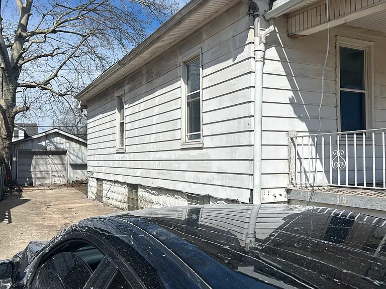 2345 Iowa St — Photo 47