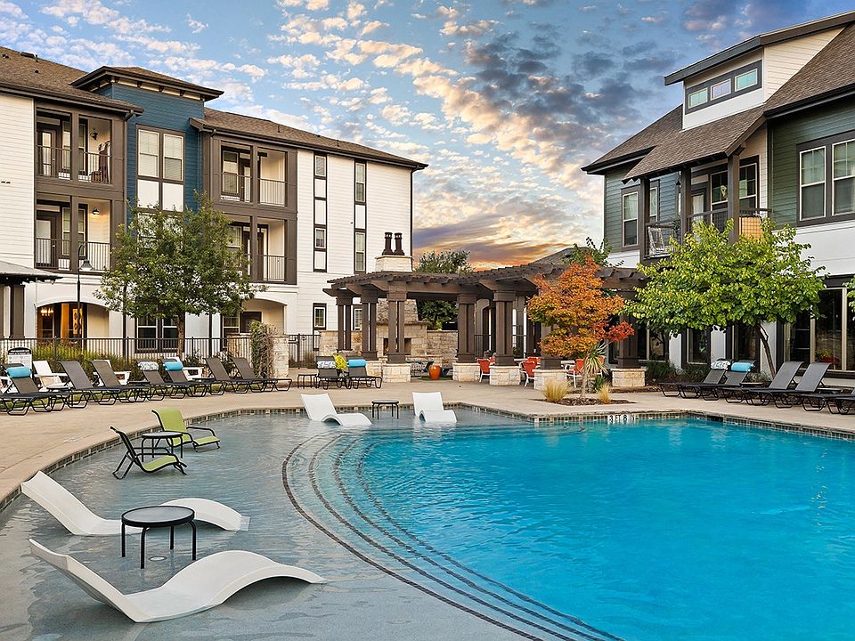 Resort-style Swimming Pool with Tanning Ledges