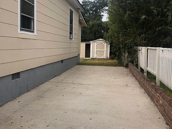 2nd image of 472 Sloan St