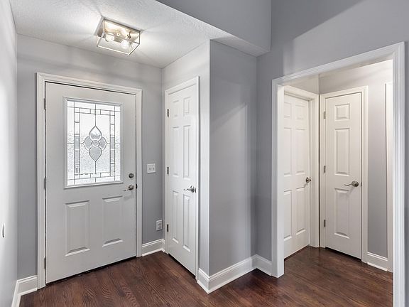 3rd image of 405 Classic Dr