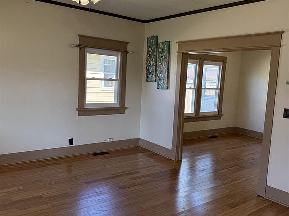 2nd image of 702 E Walnut St
