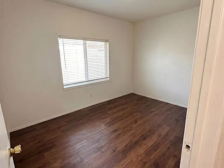 1263 Empire Ave — Photo 10