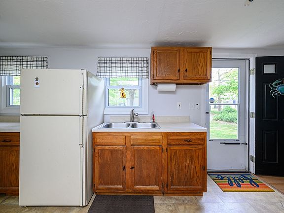 3rd image of 13 Coach House Ln