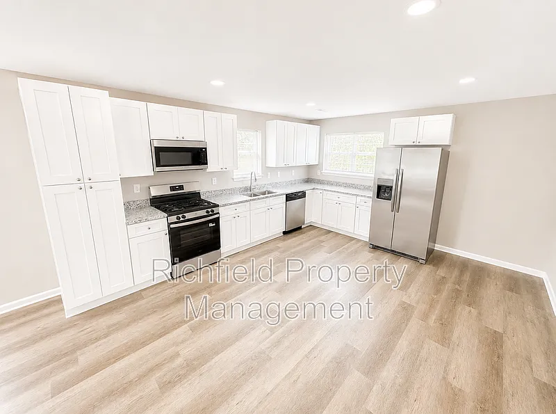 3 bed, 2.0 bath, 1350 sqft, $2,134 — Photo 4