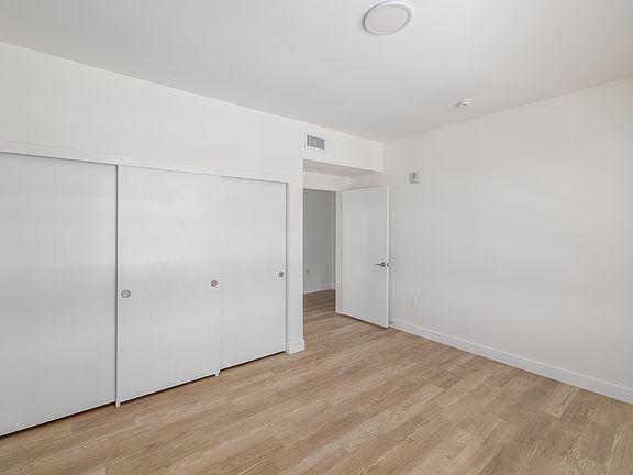 4th image of 23036 W Ventura Blvd #207