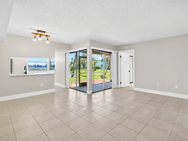 800 Independence Dr #800F — Photo 2
