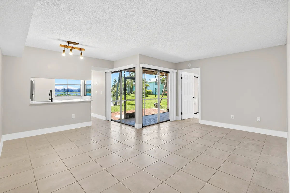Building Photo - 800 Independence Dr #800F