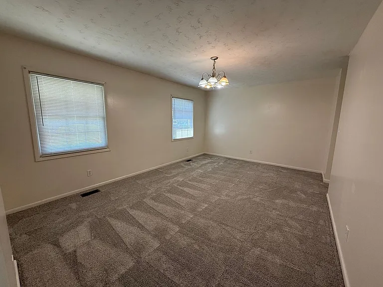 403 Thomas Dr — Photo 7