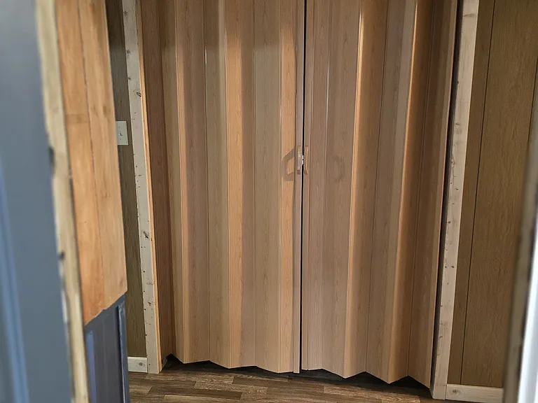 Sliding doors to utility room with washer/dryer hookup and hot water heater