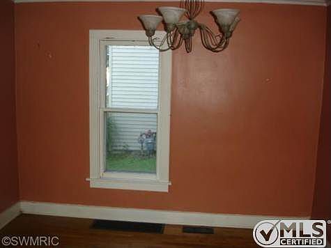 4th image of 343 E Allegan St