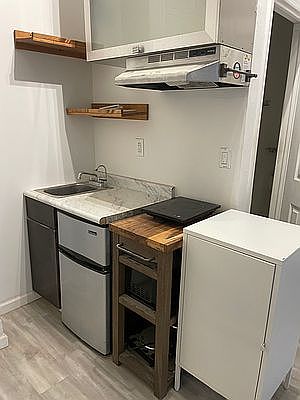 5th image of 1207 Jackson Ave APT 1F