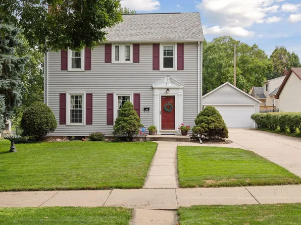 727 Holmes St S, Shakopee, MN 55379