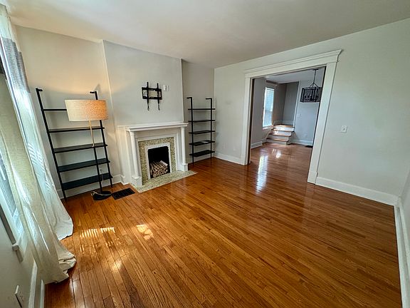 3rd image of 182 Warren St
