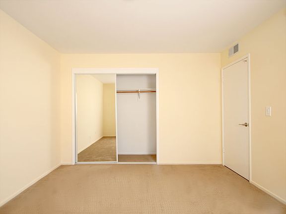 5th image of 371 Everett Ave
