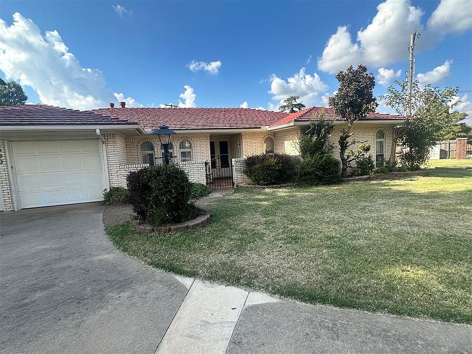 2nd image of 900 Amity Ln