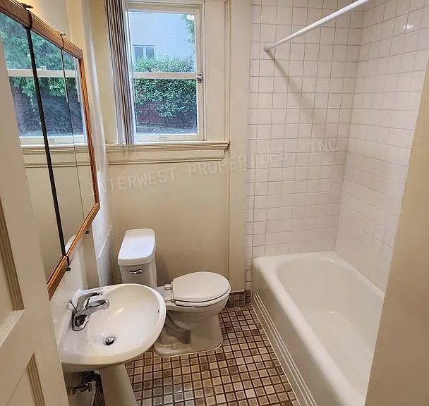 117 King Avenue 2156 Davis St — Photo 16