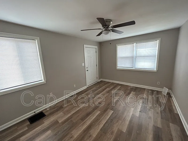 Linden — Photo 2