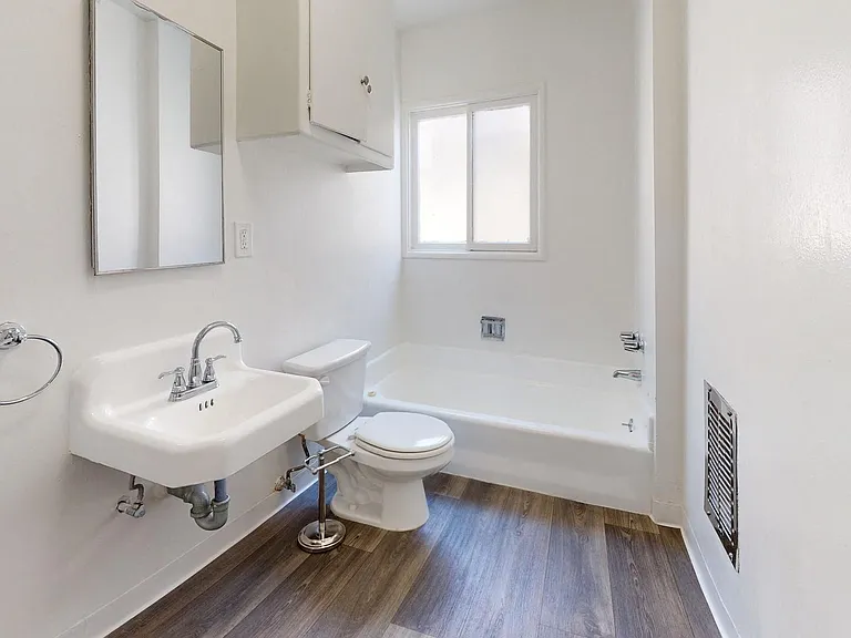 Overland Avenue Apartments — Photo 29
