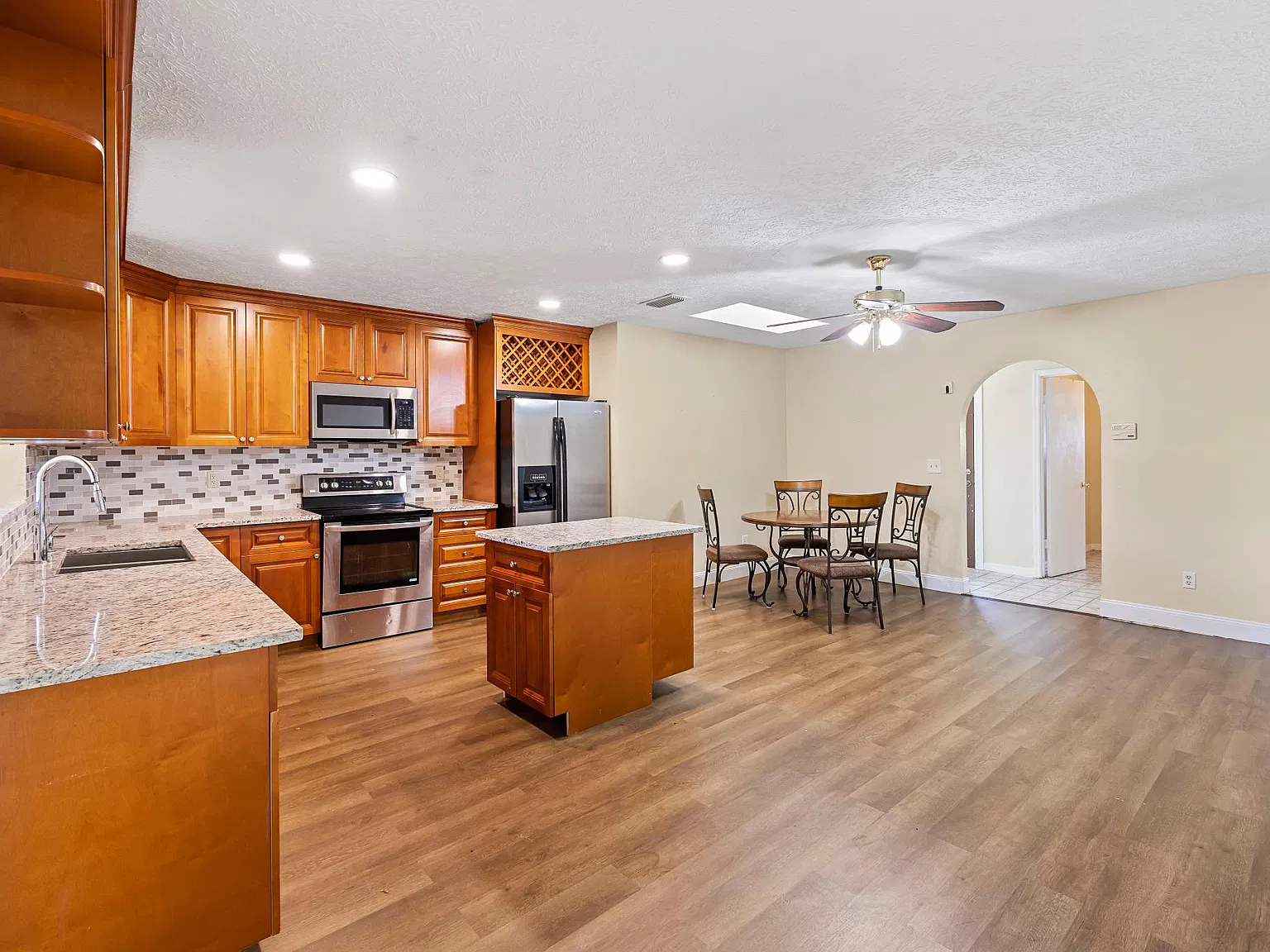 3 bed, 1794 sqft, $2,900 — Photo 4