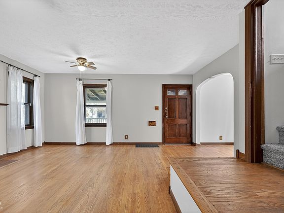 4th image of 1643 Lawrence Ave