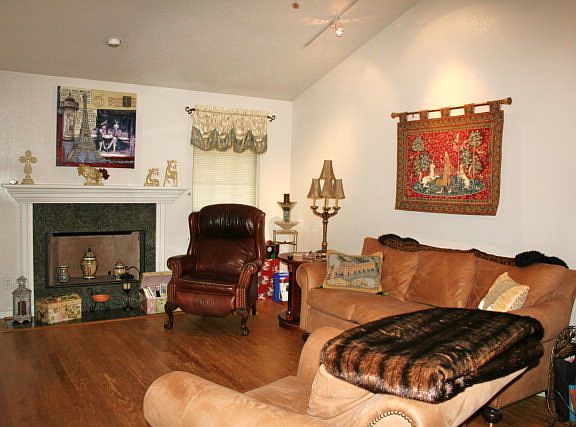 2nd image of 1273 E Common St