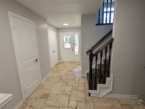2nd image of 904 Frontenac Cres