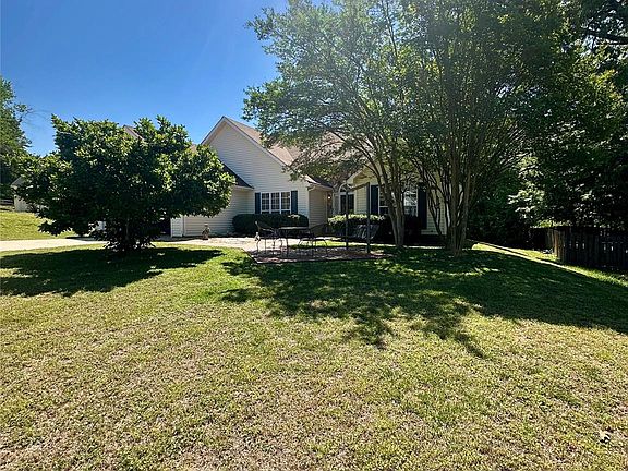 3rd image of 106 Old Willow Rd