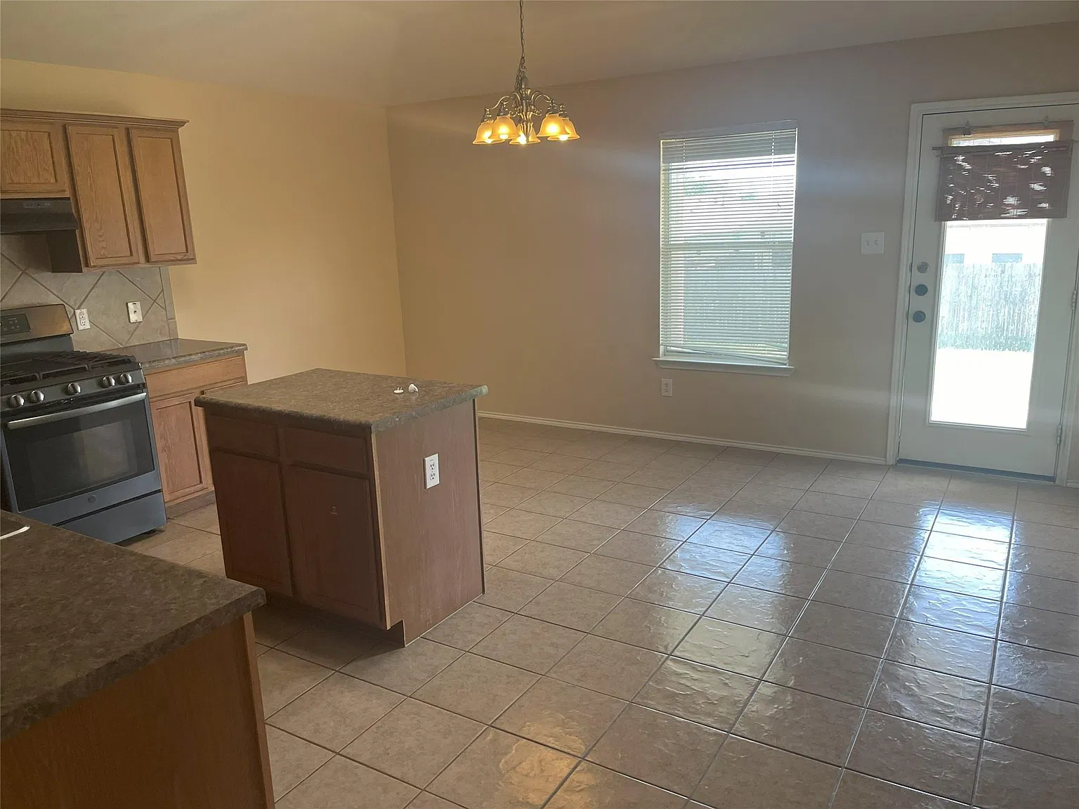 3 bed, 2.0 bath, 1676 sqft, $1,850 — Photo 3