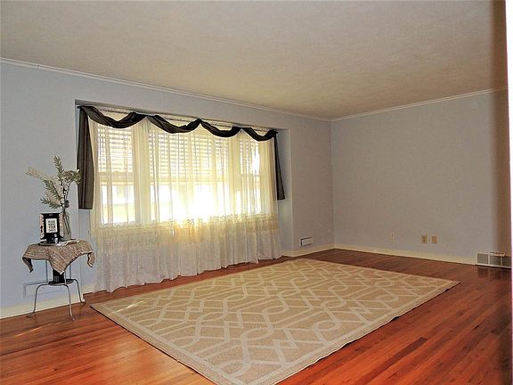 5th image of 335 S Oak Knolls Ave