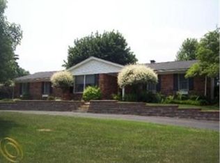 136 Coach Lamp Rd, Rochester, MI 48306