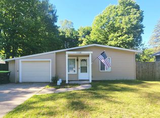 1508 E Sugnet Rd, Midland, MI 48642