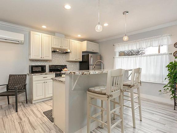 3rd image of 406 Douglass Ave