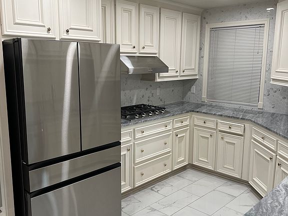5th image of 611 Yorkshire Dr