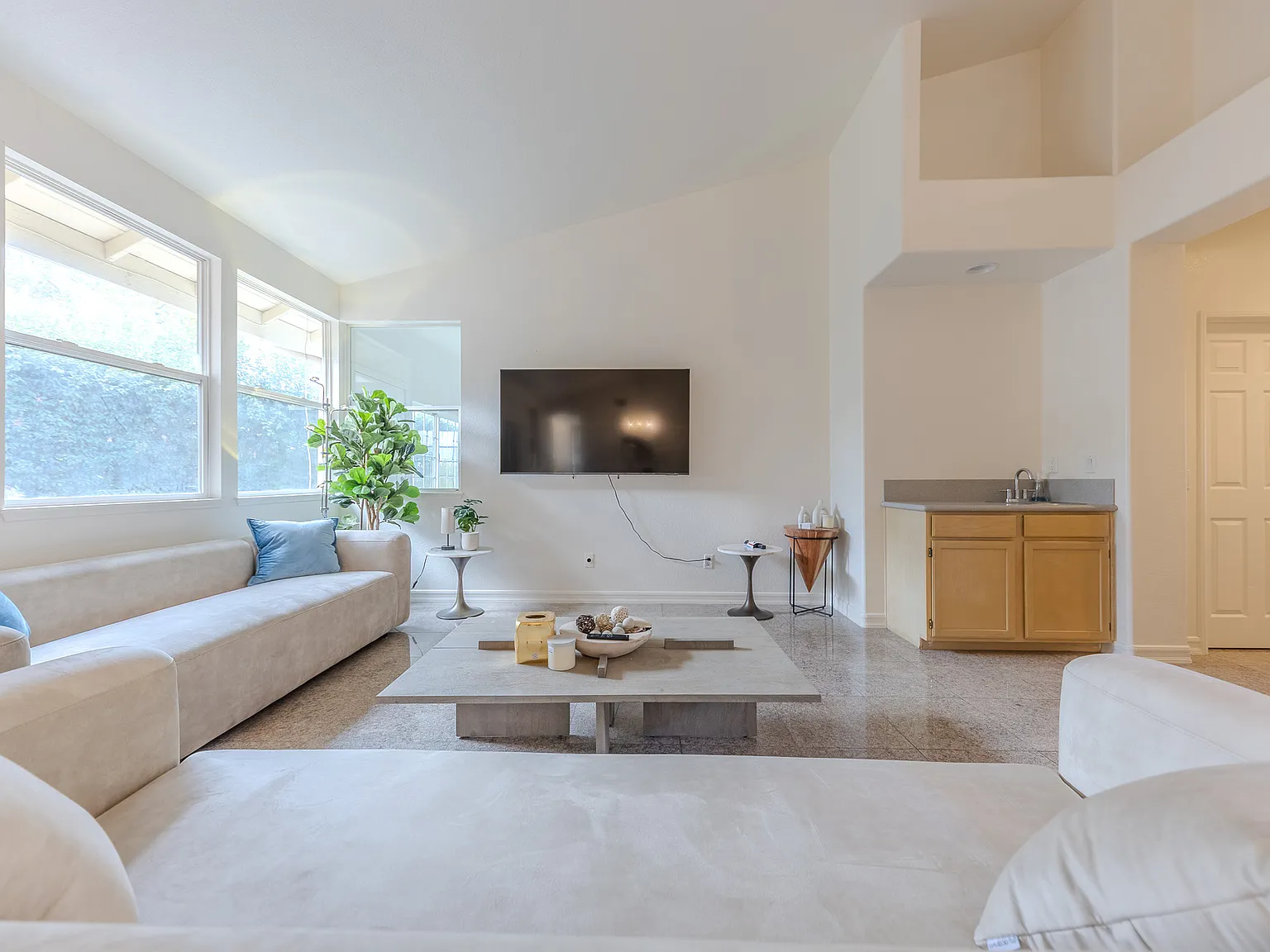 5 bed, 3100 sqft, $9,900 — Photo 3