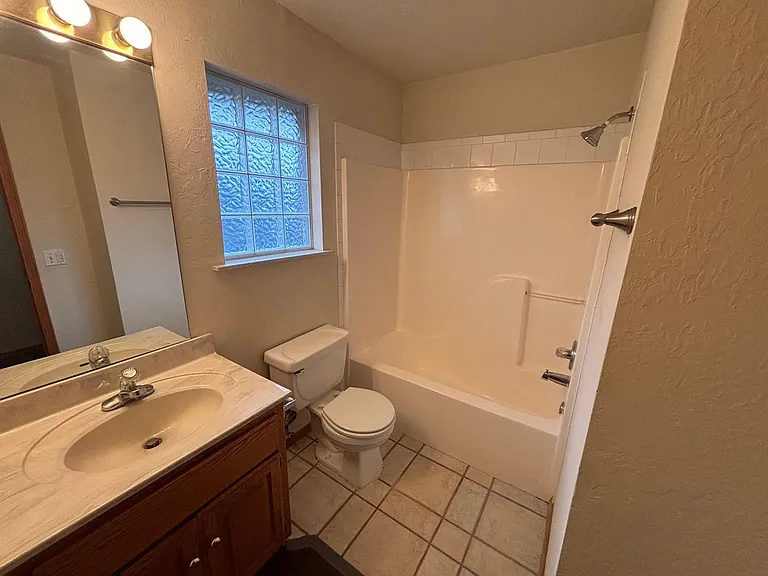 2207 N Burdick St — Photo 5