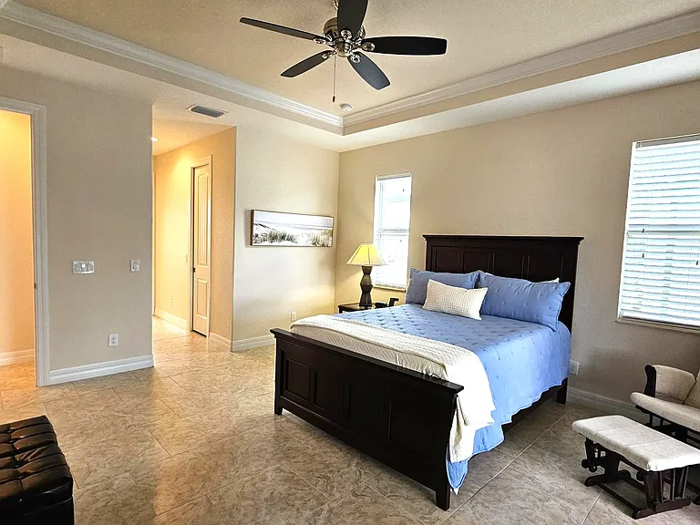 Master bedroom-queen bed
