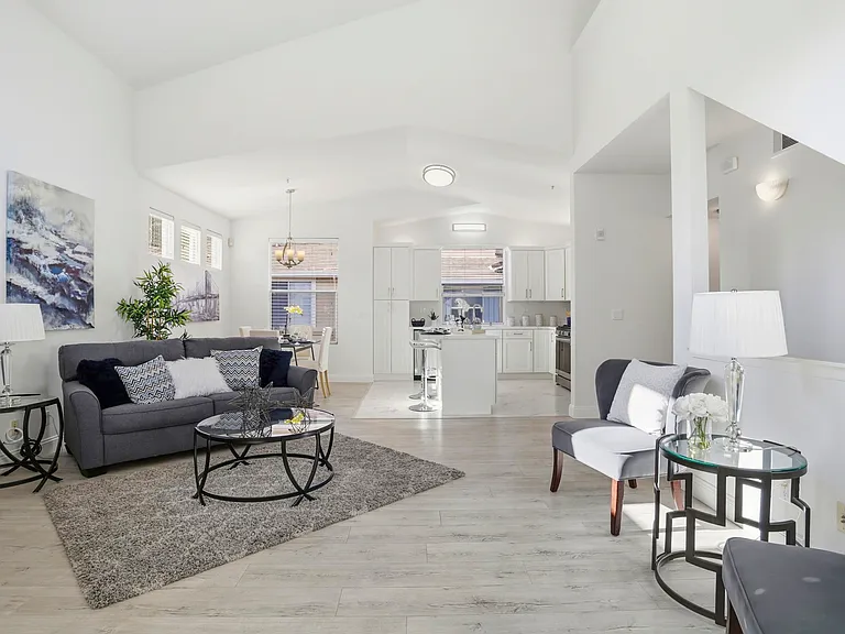 558 Manhattan Pl — Photo 11