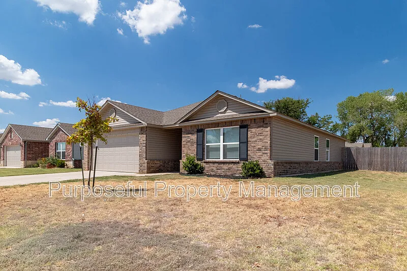 3 bed, 2.0 bath, 1355 sqft, $1,675 — Photo 2