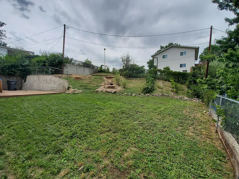 301 Moss St — Photo 1