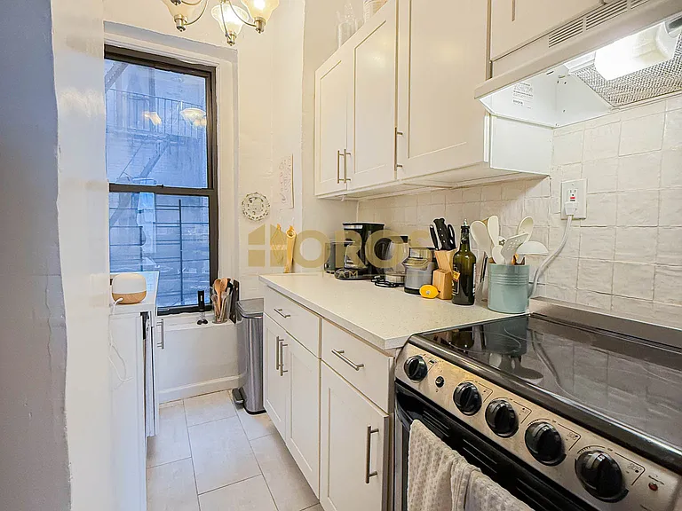 700 E 9th St #1 — Photo 6