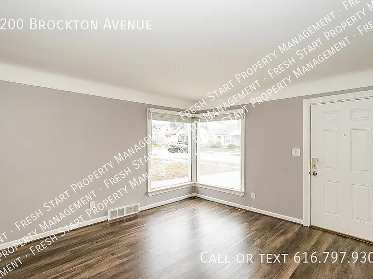 2200 Brockton Ave — Photo 4