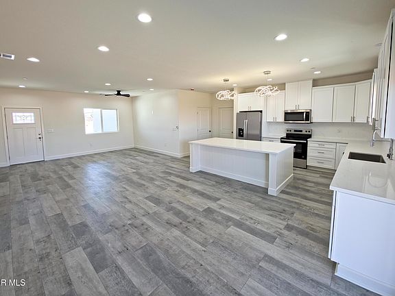 4th image of 20424 Georgetown St