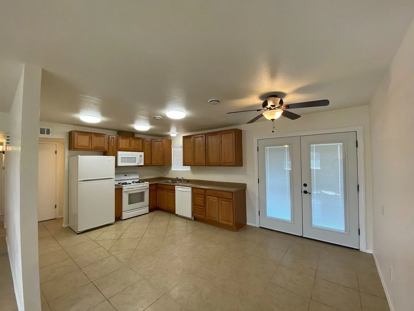 3 Bedroom 1 Bathroom Home — Photo 4