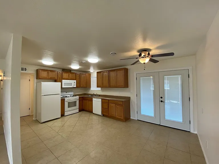 2737 Lillie Ave — Photo 4