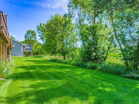 4th image of 374 Meadow Ln