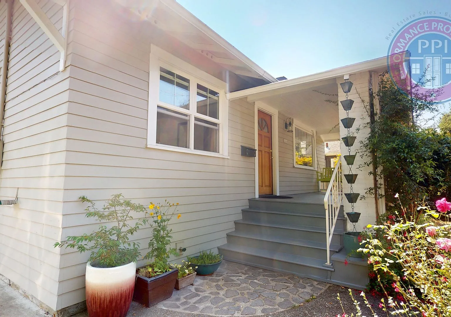 Prime South Tabor - Character, Beautiful Updates Throughout, Lovely Backyard Oasis & Unbeatable L... — Photo 3