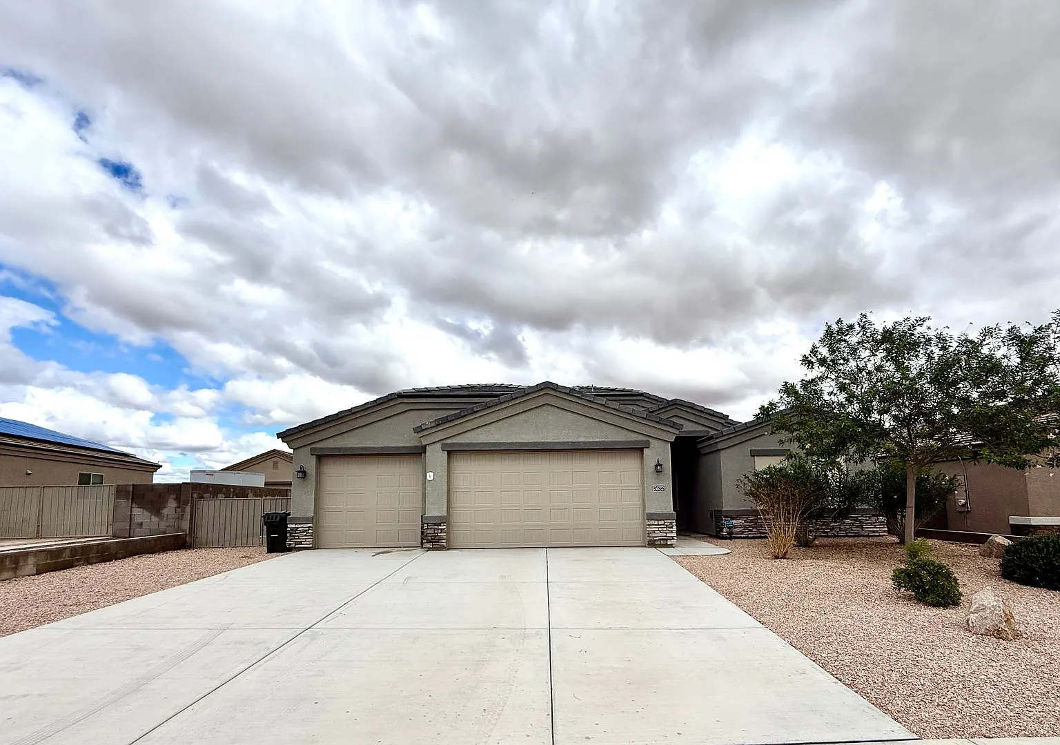 Beautiful 2023-Built 4-Bedroom Home with Solar, Mountain Views & 3-Car Garage — Photo 2