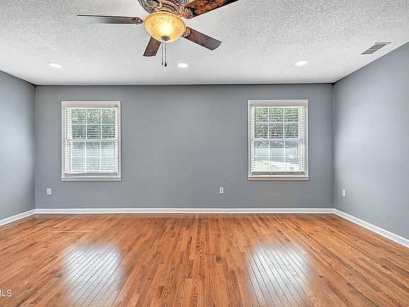 5th image of 4008 Black Oak Dr